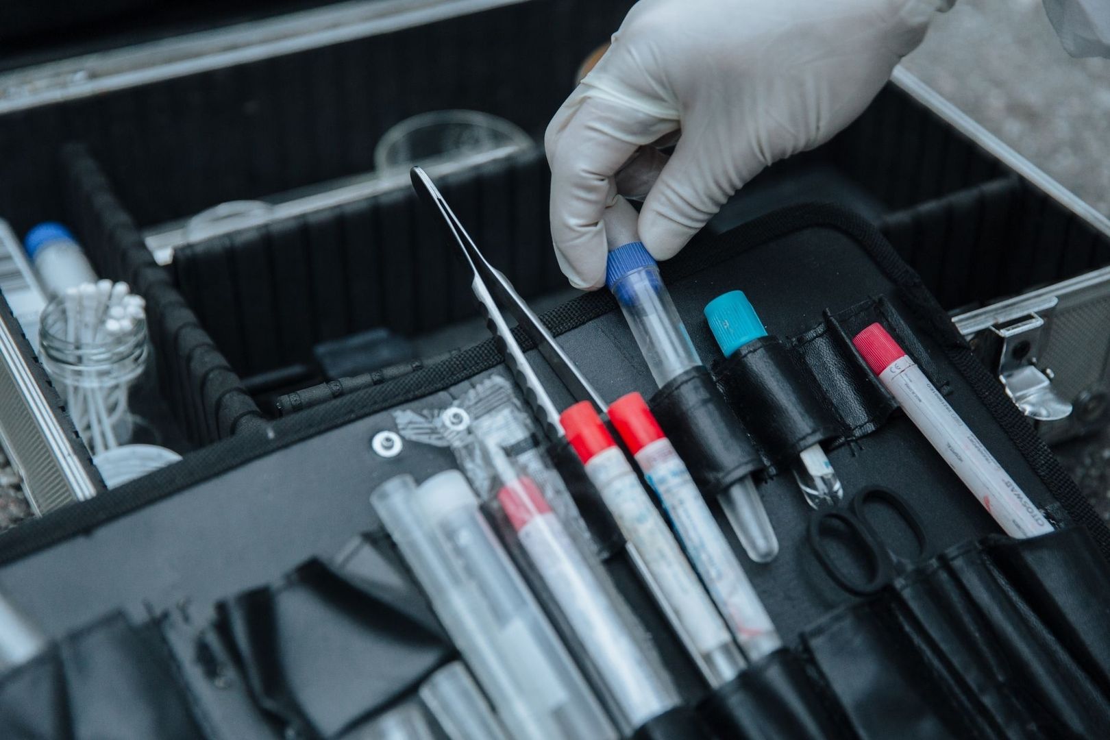 Kit de tests d’eau avec tubes colorés et pince sous gants