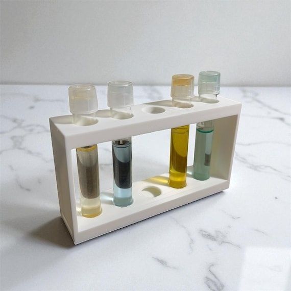 Porte-tubes contenant quatre tubes de liquides colorés pour tester l